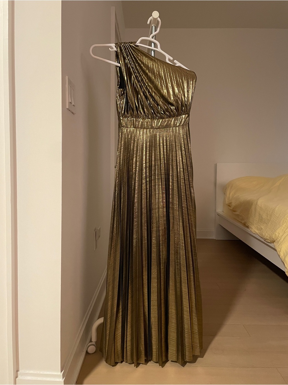 Aomei One-Shoulder Metallic Gold Pleated Gown